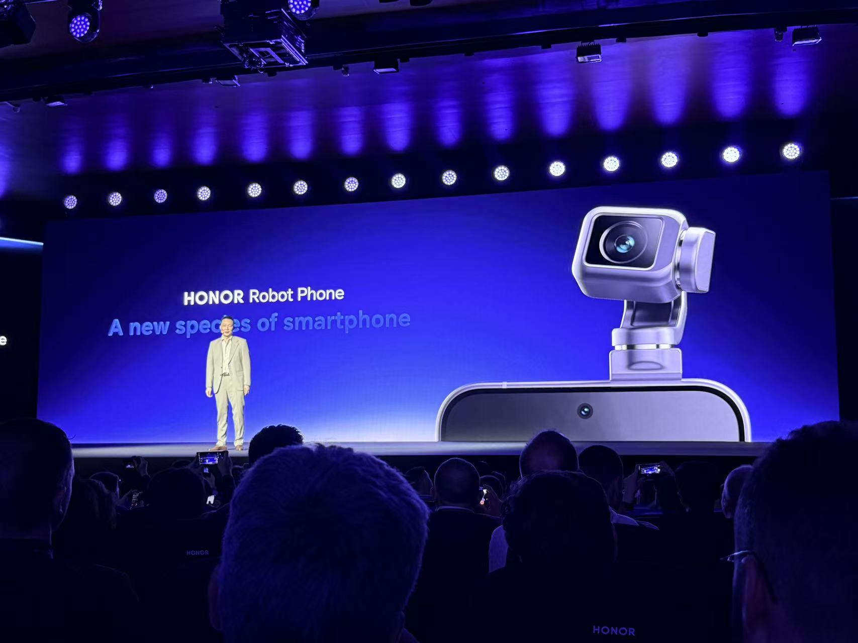 刚刚，荣耀人形机器人热舞亮相欧洲！全球第一个“机器人手机”真机首秀