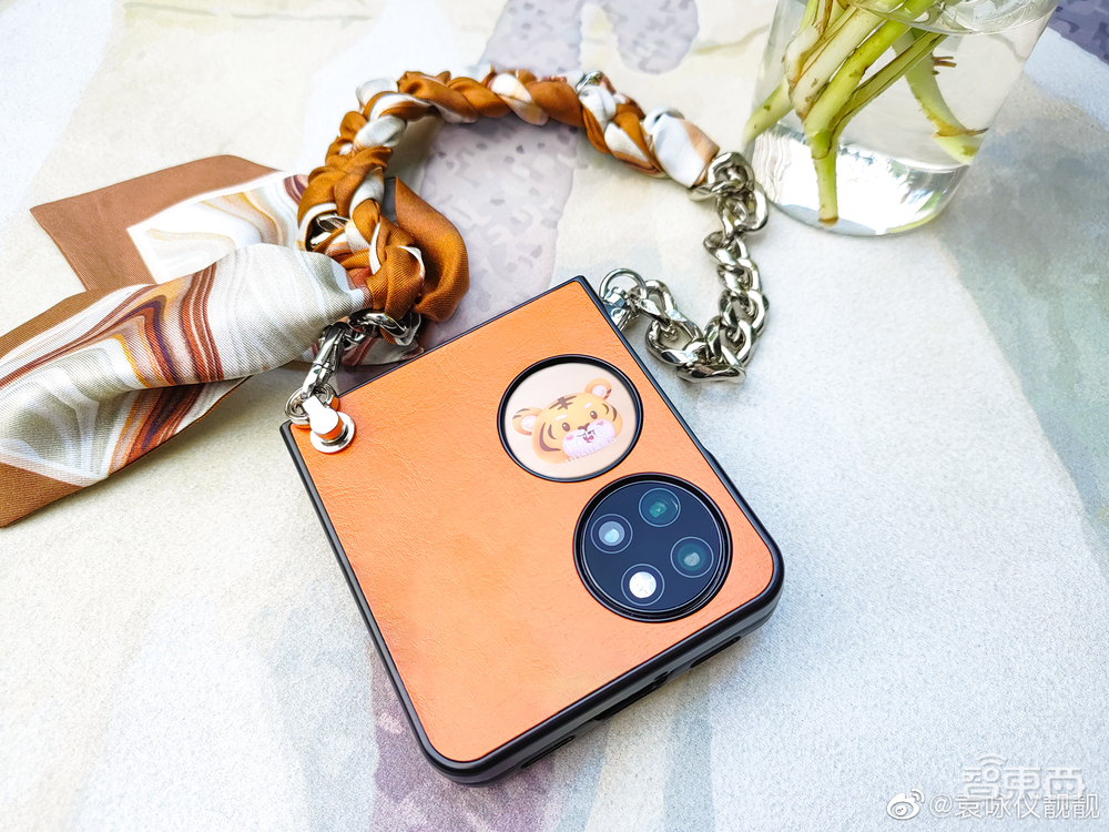 没有一个女孩能拒绝华为P50 Pocket折叠屏!尽管你可能买了个“暖宝宝”