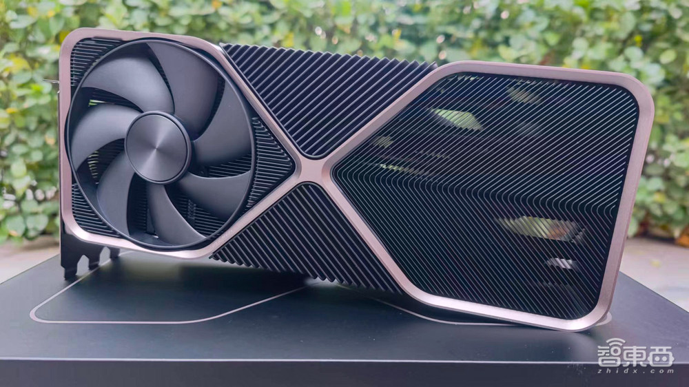 卡住万元显卡天花板!RTX 4080首发体验:4K游戏帧数飙升,温控亮了