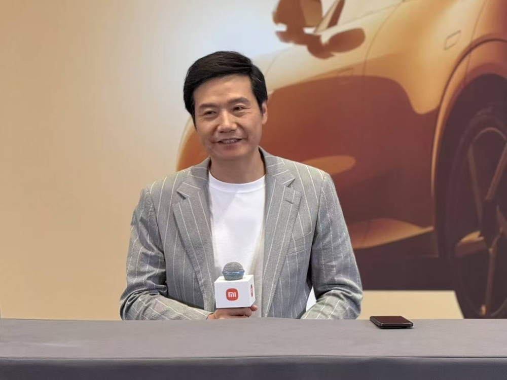 3分钟大定20万台!小米YU7杀疯了,25.35万开卖挑战Model Y