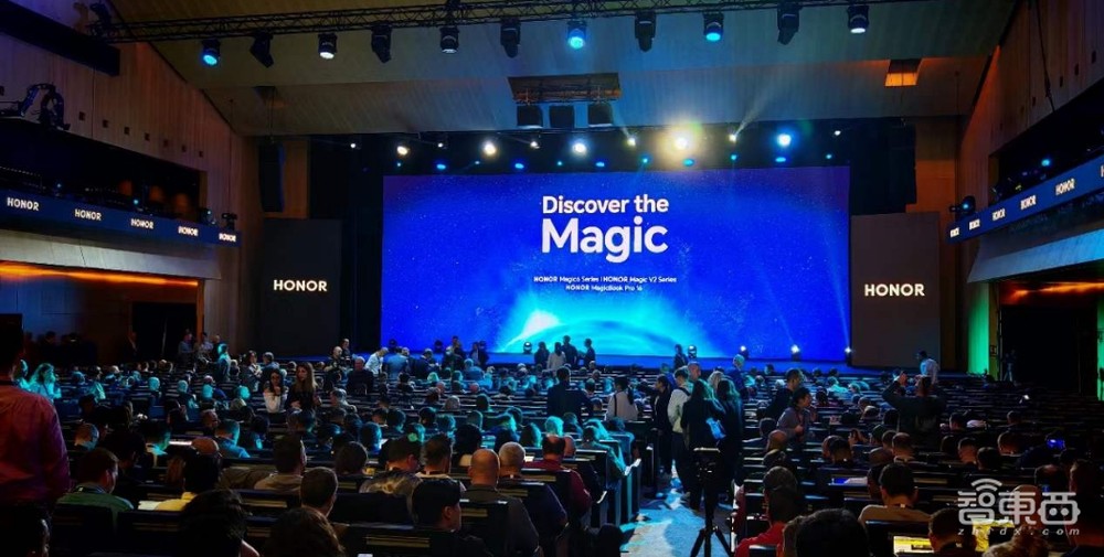 荣耀AI全家桶炸场MWC!CEO赵明宣战苹果,解密平台级AI杀手锏