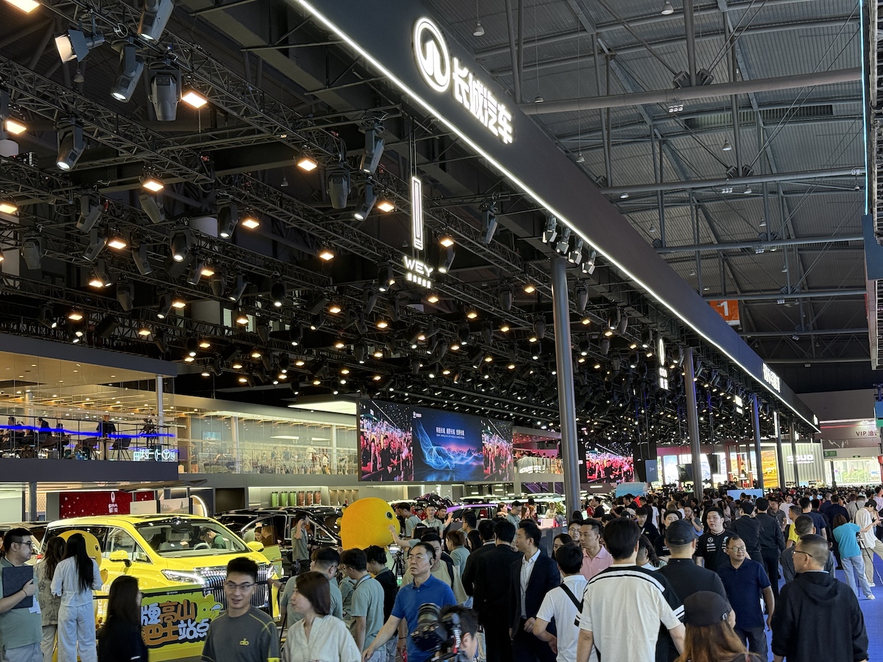洋豪品牌一个没来！国产车价格战现场开打，暴走3万步看成都车展六大真相