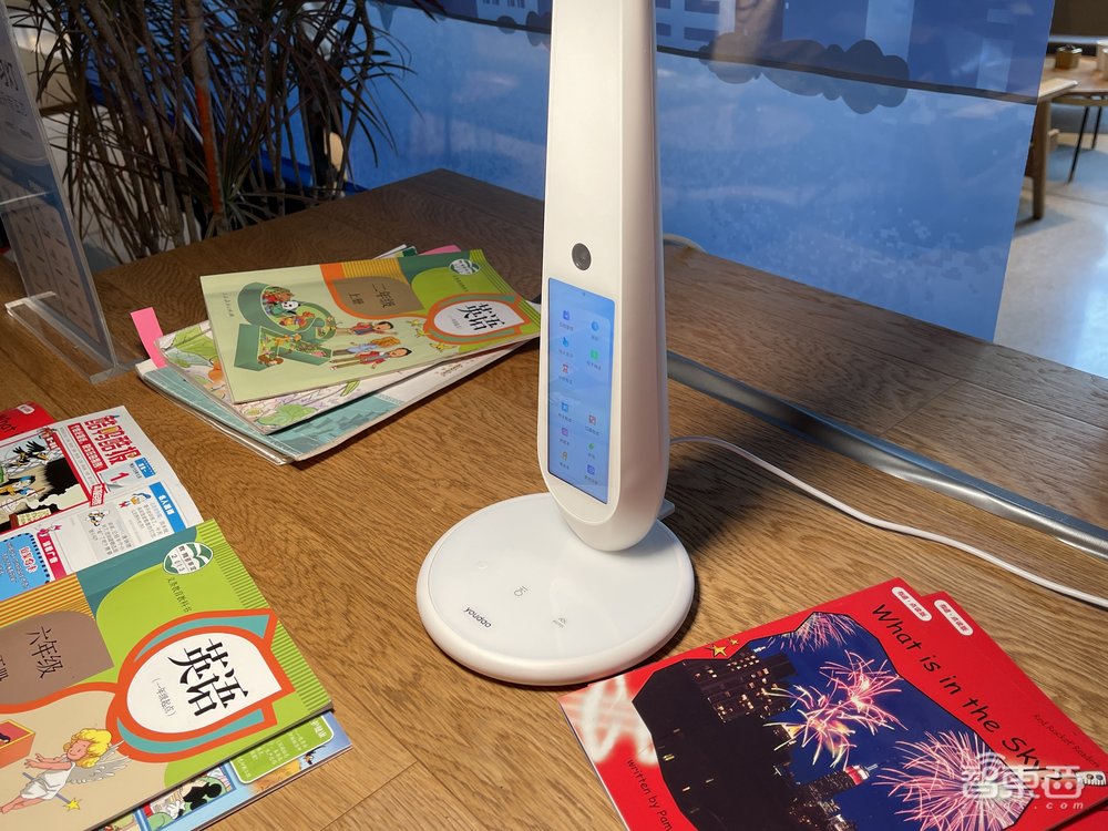 造灯造笔造墨水屏！有道字节讯飞在线火拼