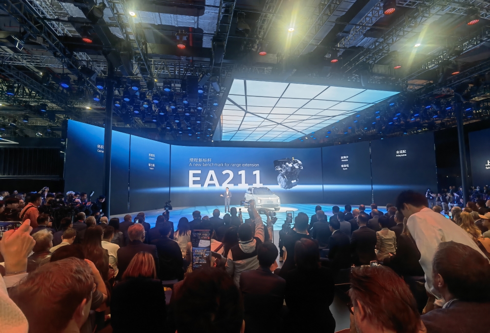 上海车展首日:雷军没来小米展台仍爆满,余承东预言新车“大爆”,何小鹏忙着遛“人”