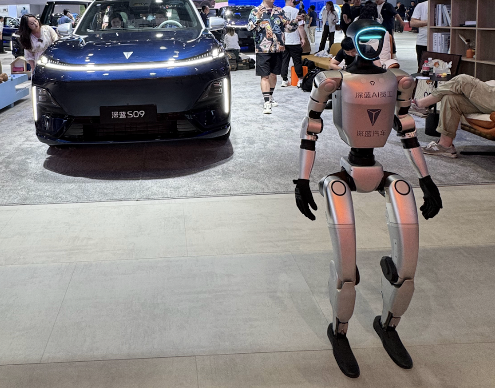 上海车展首日：雷军没来小米展台仍爆满，余承东预言新车“大爆”，何小鹏忙着遛“人”