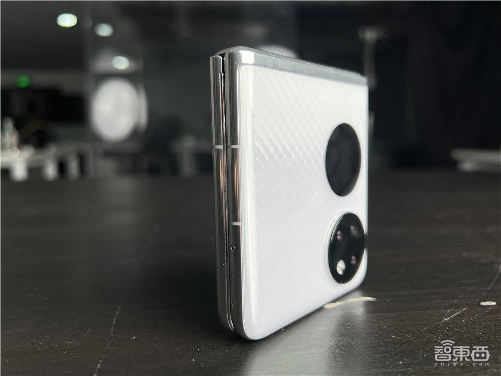 没有一个女孩能拒绝华为P50 Pocket折叠屏！尽管你可能买了个“暖宝宝”