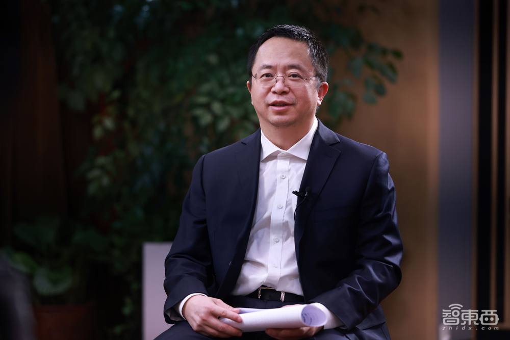 大模型火遍两会！雷军等20位代表热议AI，Sora高频出场，靳东深感受影响