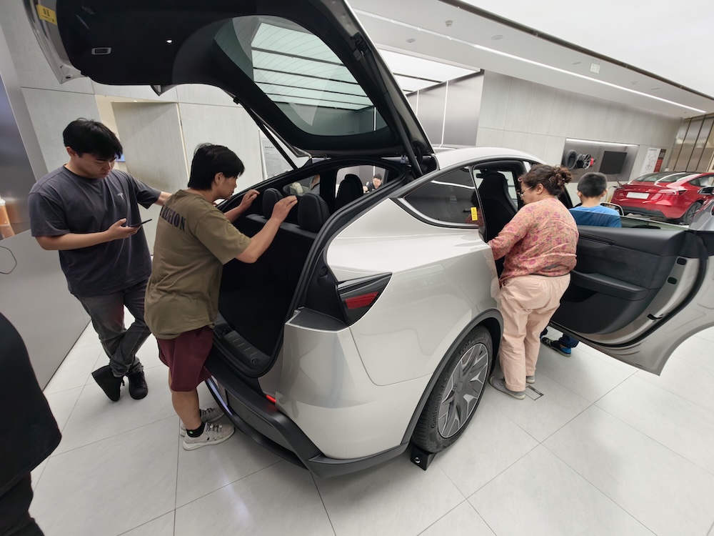 特斯拉Model Y L卖爆了！6天卖空一个月产能，工作日顾客挤爆门店，暴雨还来看车