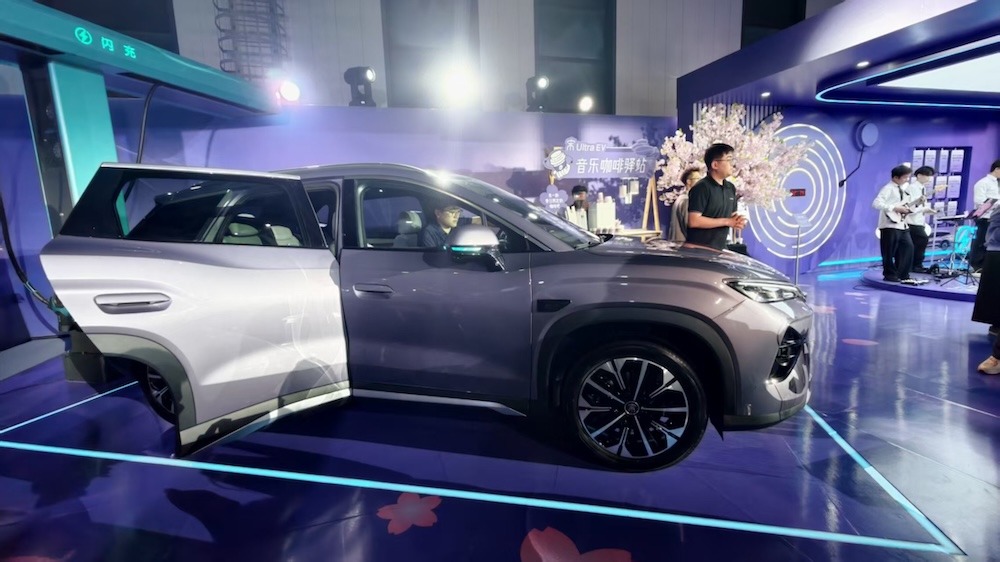 宋Ultra EV 15.19万起售!全系搭载刀片电池、云辇-C,还送一年闪充