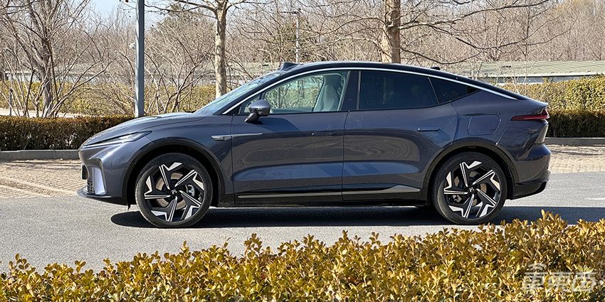 智驾卷王?体验飞凡R7领航辅助驾驶,这个细节把我看呆了