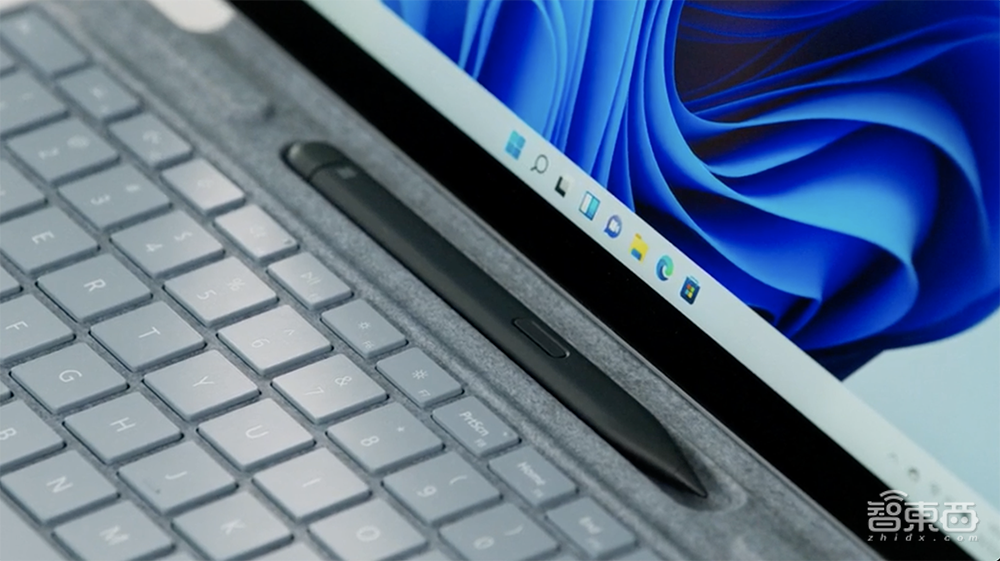 微软又造双屏折叠手机!打游戏绝了,连推8大新品,玩法连苹果也服