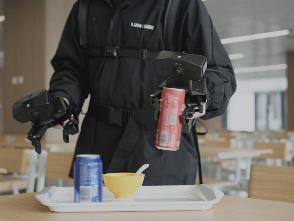 奔向百万小时数据量，鹿明带着“背包”走向工厂、餐馆和商场