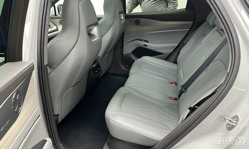 静态体验腾势N7智能座舱:车内两台平板电脑,空调系统有惊喜!