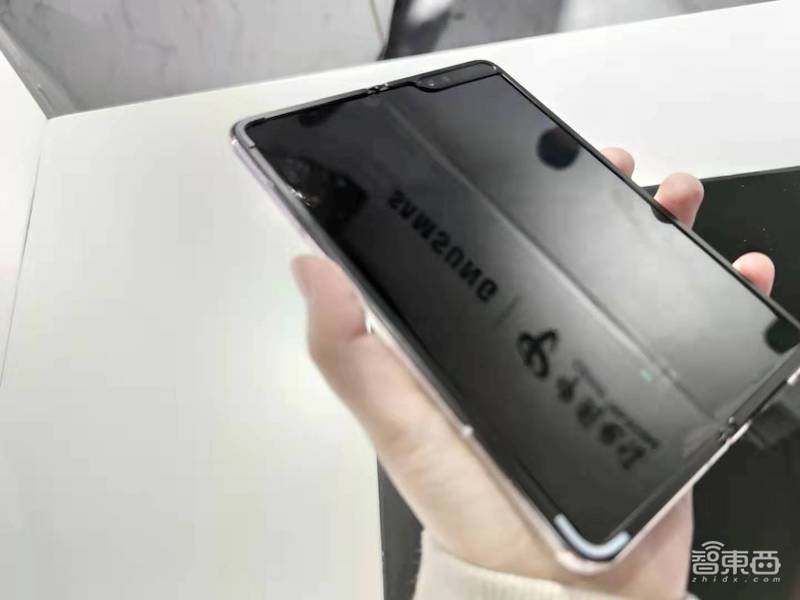 三星推了12款的“万元”翻盖机!今天变成折叠屏5G手机