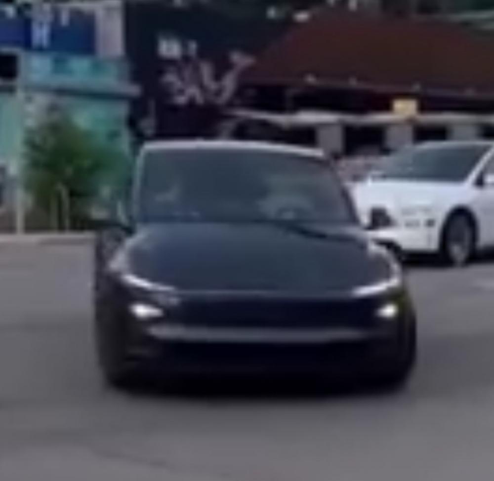 马斯克高调宣布Robotaxi本月上线运营！测试车首现得州街头