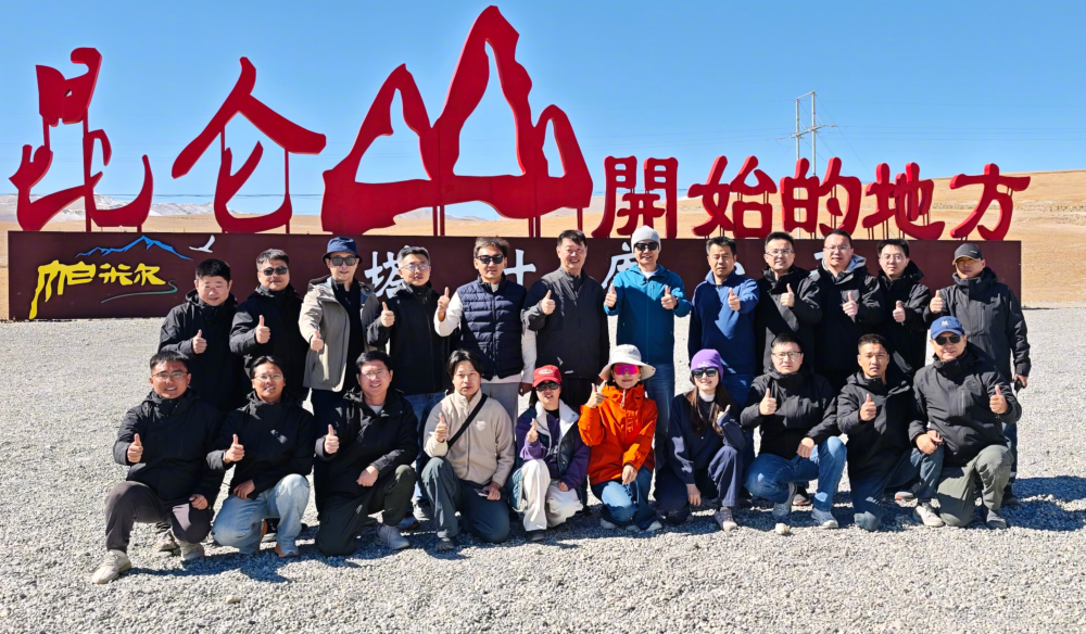 小米第三款车要来了！雷军胡峥楠亲赴新疆试车，多张谍照曝光