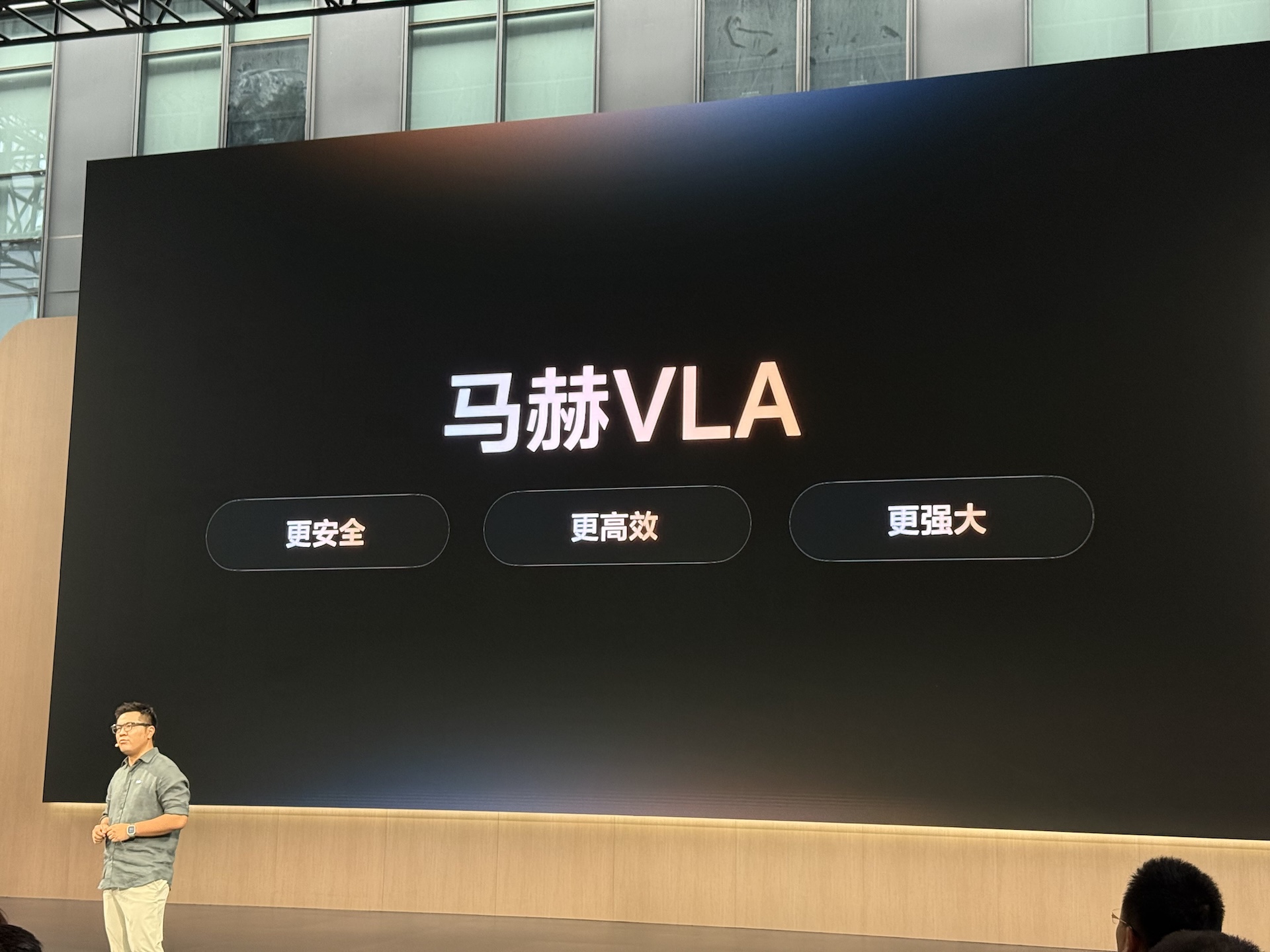 理想把具身智能讲透了！现场拆解6大AI功能，芯片、模型、智驾和座舱全覆盖