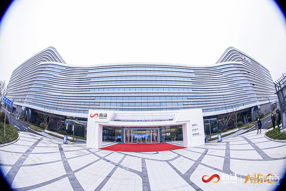 亚洲最大!上海“巨无霸”AI计算中心投用,支持万亿参数大模型训练