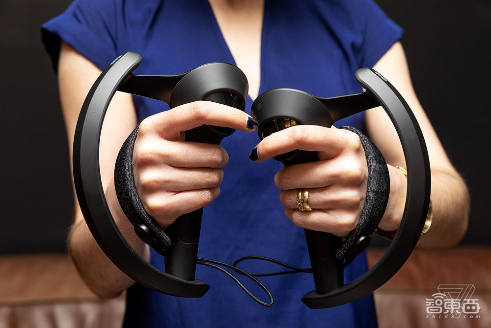 Valve Index成VR手柄MVP:精准跟踪每根手指,手势操作更自然