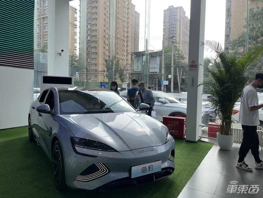 6万人等提车,特斯拉平替,比亚迪海豹有这么火?