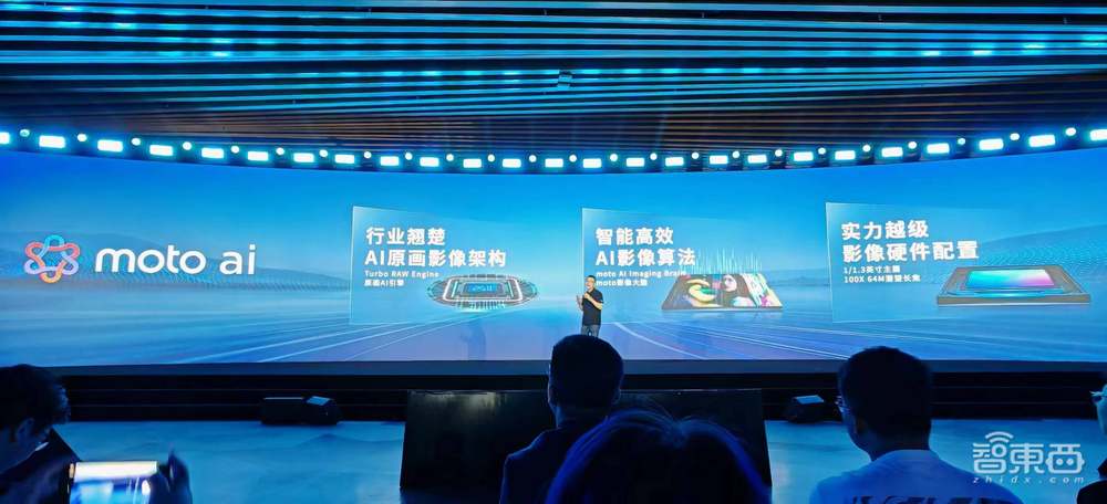 联想发首款AI手机,个人智能体“小天”背靠万亿参数大模型,还有四款AI PC