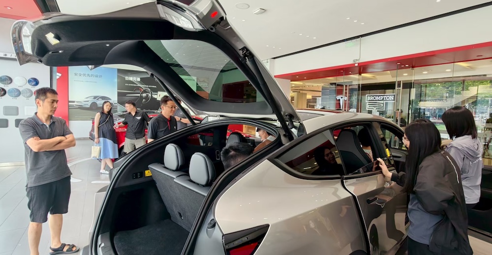 特斯拉Model Y L卖爆了!6天卖空一个月产能,工作日顾客挤爆门店,暴雨还来看车