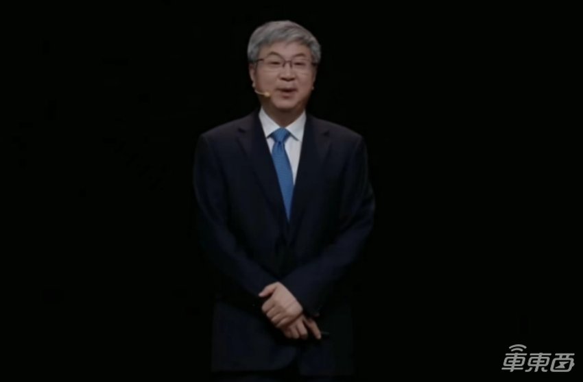 余承东辣评雷军流量大！智界新车秋天上市，华为系“劳斯莱斯”也要来了