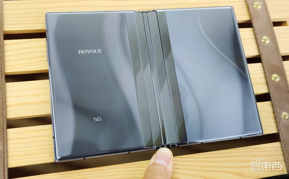 柔宇二代折叠屏手机全球首测:“无折痕”秒杀三星!弯折寿命超百万次