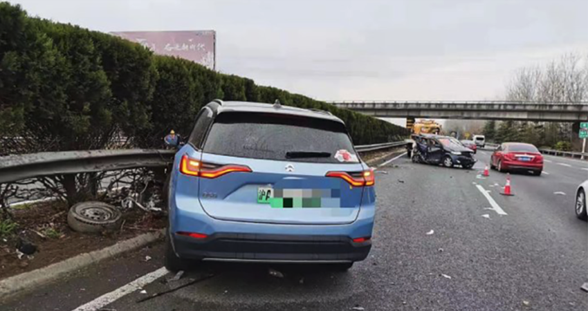 蔚来ES8开L2撞人又撞车，为啥装24个传感器都躲不开？