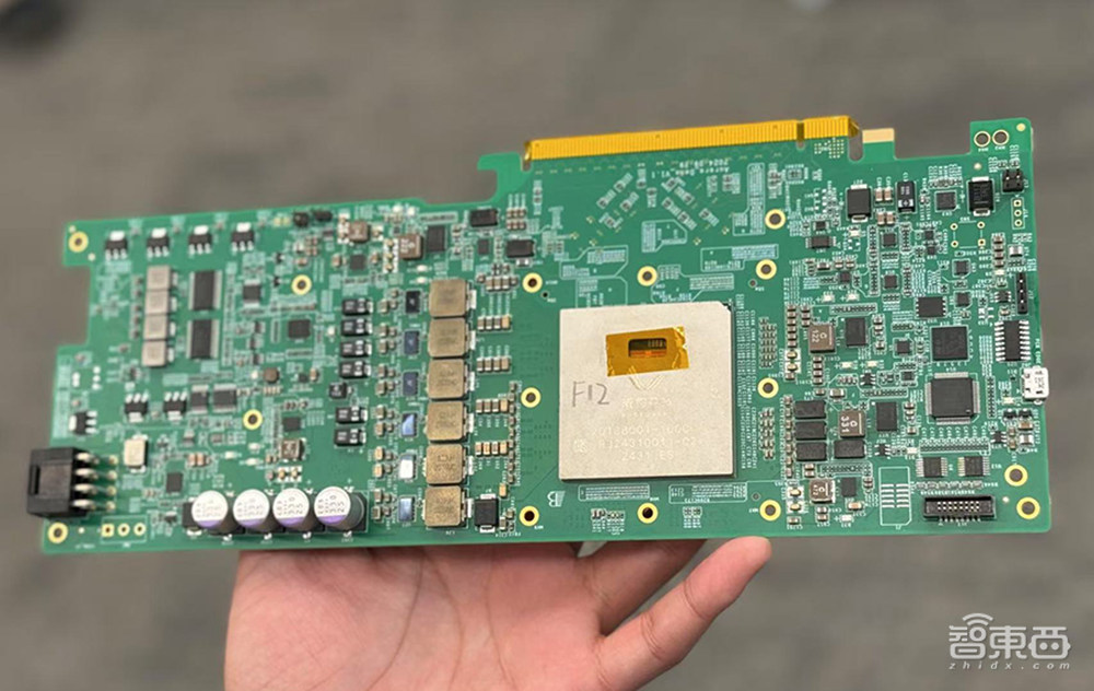 国内光子计算新突破!全球首度支持商用AI算法,能跑大模型,灵活可编程,集成数暴增