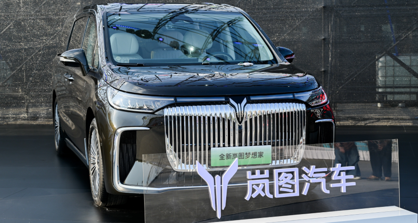 首款“华为系MPV”32.99万开卖!鸿蒙座舱乾崑智驾都有了,预售订单已超2万台