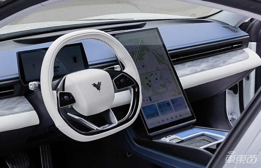 哪吒汽车首款双门四座纯电跑车亮相，基于山海平台打造