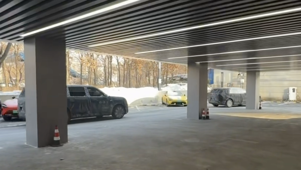 小米三款新车谍照曝光？！疑似两款增程亮相，SU7加长版也来了