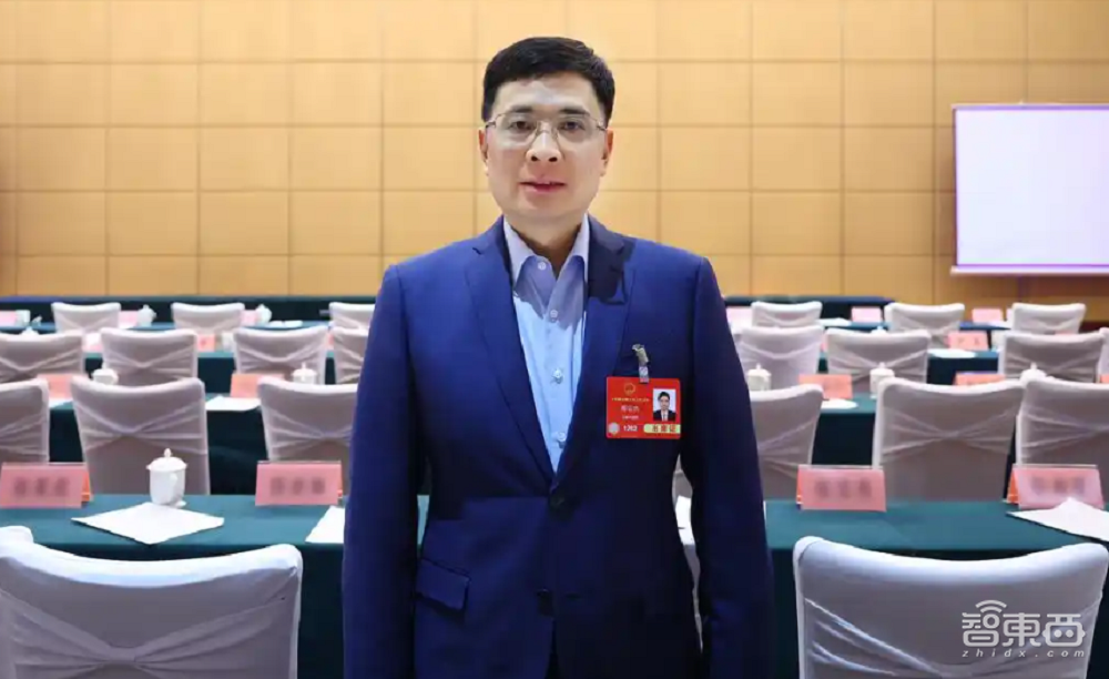 DeepSeek被点名表扬!17位两会代表热议AI,电车牌换配色赢网友狂赞