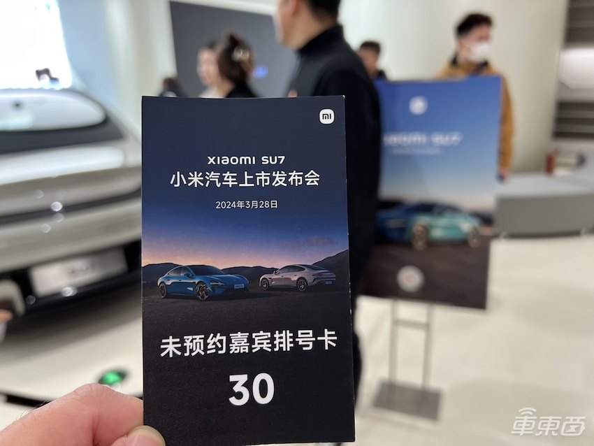 小米汽车门店火爆到限流!看车队伍排到晚上10点,消费者:加完班也要来看看