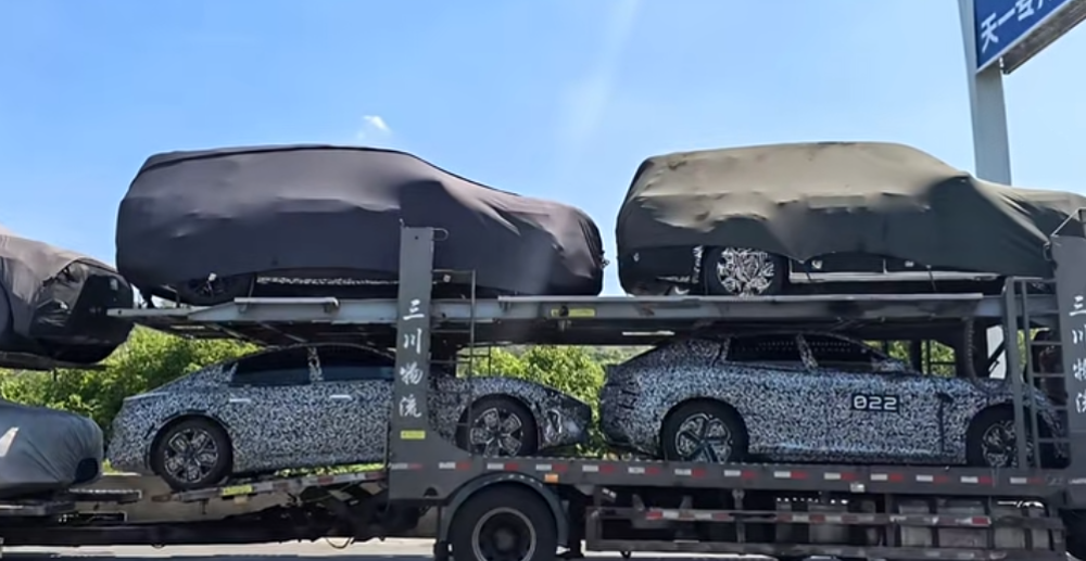 小米第三款车要来了！雷军胡峥楠亲赴新疆试车，多张谍照曝光