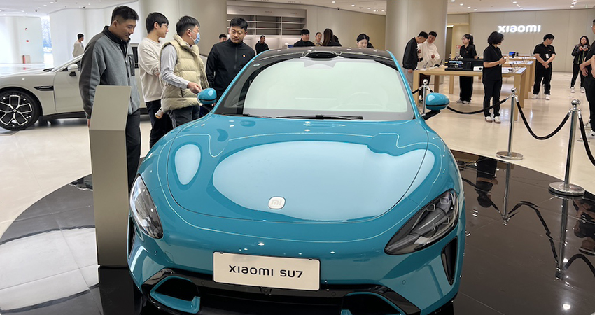 小米汽车门店火爆到限流！看车队伍排到晚上10点，消费者：加完班也要来看看