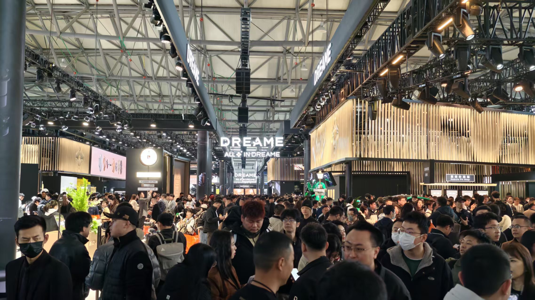 暴走两万步逛遍中国版CES!AI养龙虾、人形机器人火爆,追觅手机上手