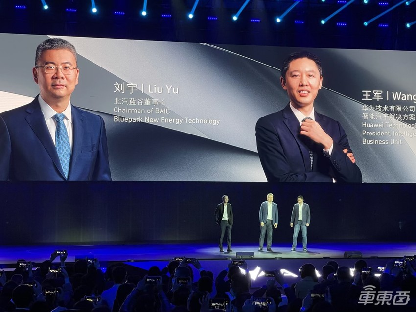 极狐阿尔法S上市：顶配超40万，搭载华为自动驾驶和智能座舱