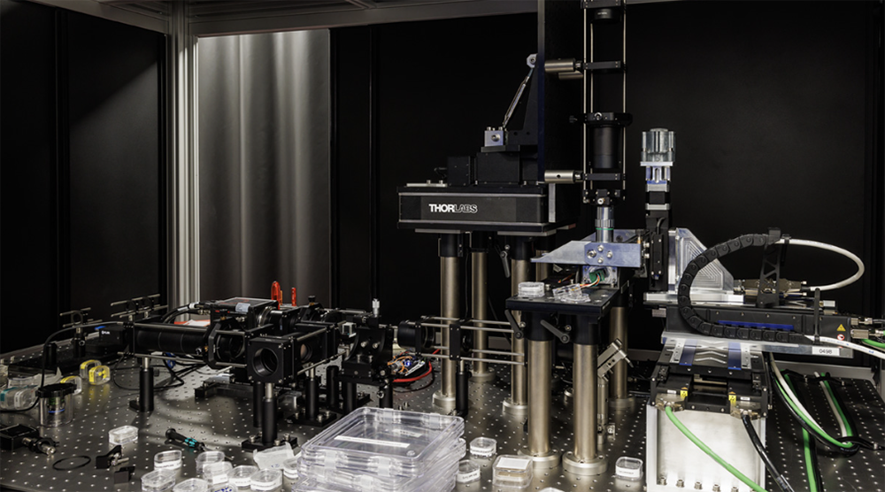 微软神奇玻璃登上Nature，能将200万本书存储1万年