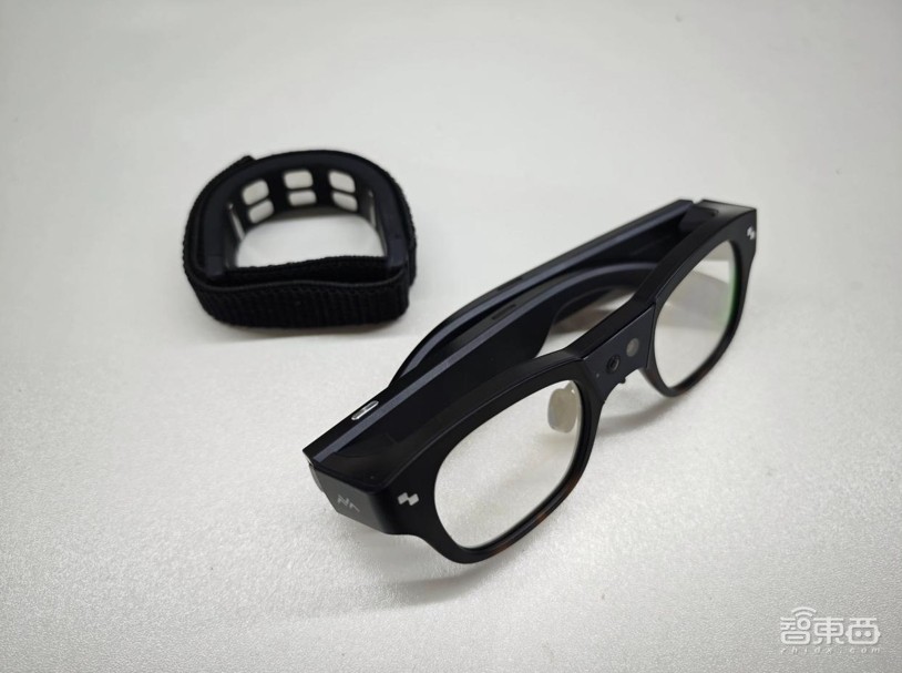 双11卖爆的国产AR眼镜,做到了苹果Vision Pro没做到的事