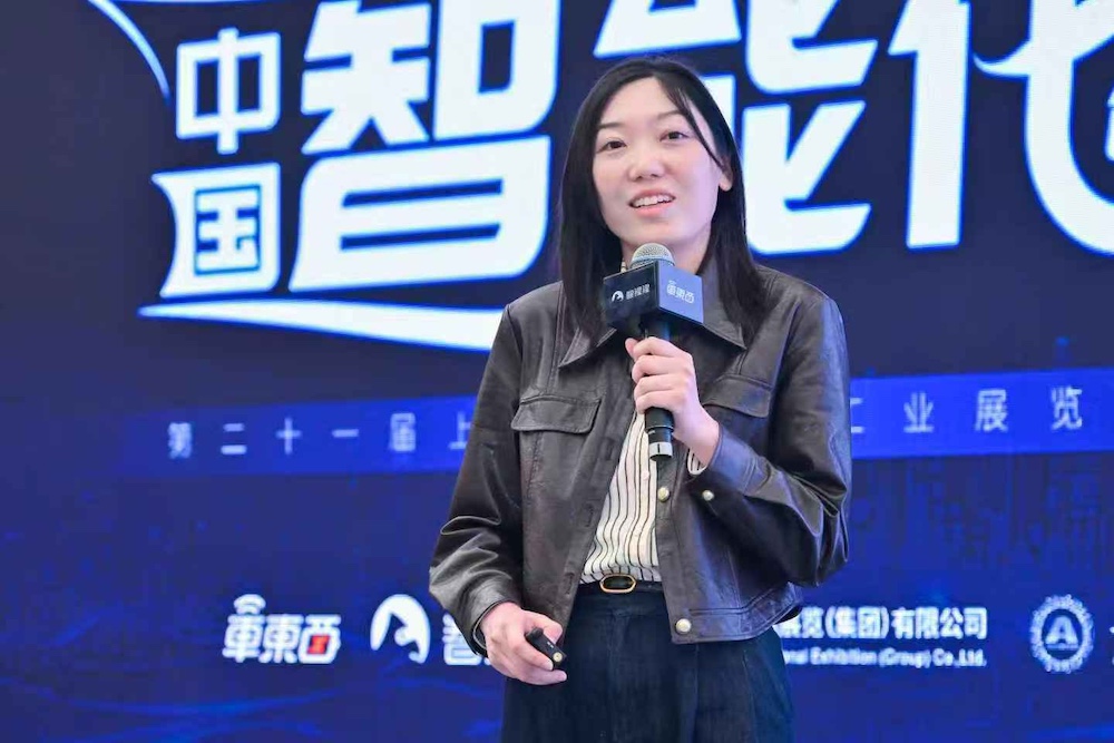 中国汽车产业掀起“AI革命”！汽车智能化创新峰会观点交锋，18位大咖共话智能化下半场