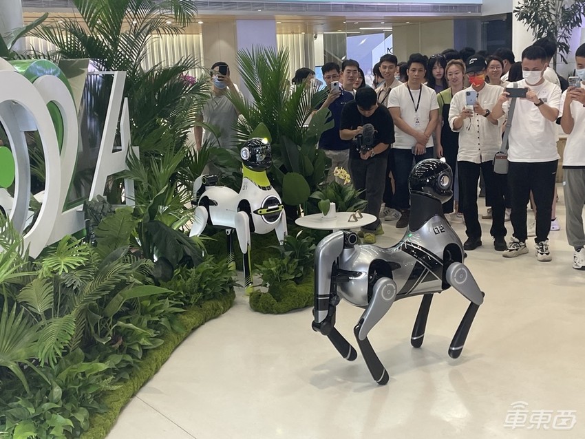 小鹏狂秀科技实力！智驾逐步甩掉高精地图，四轮汽车真上天了