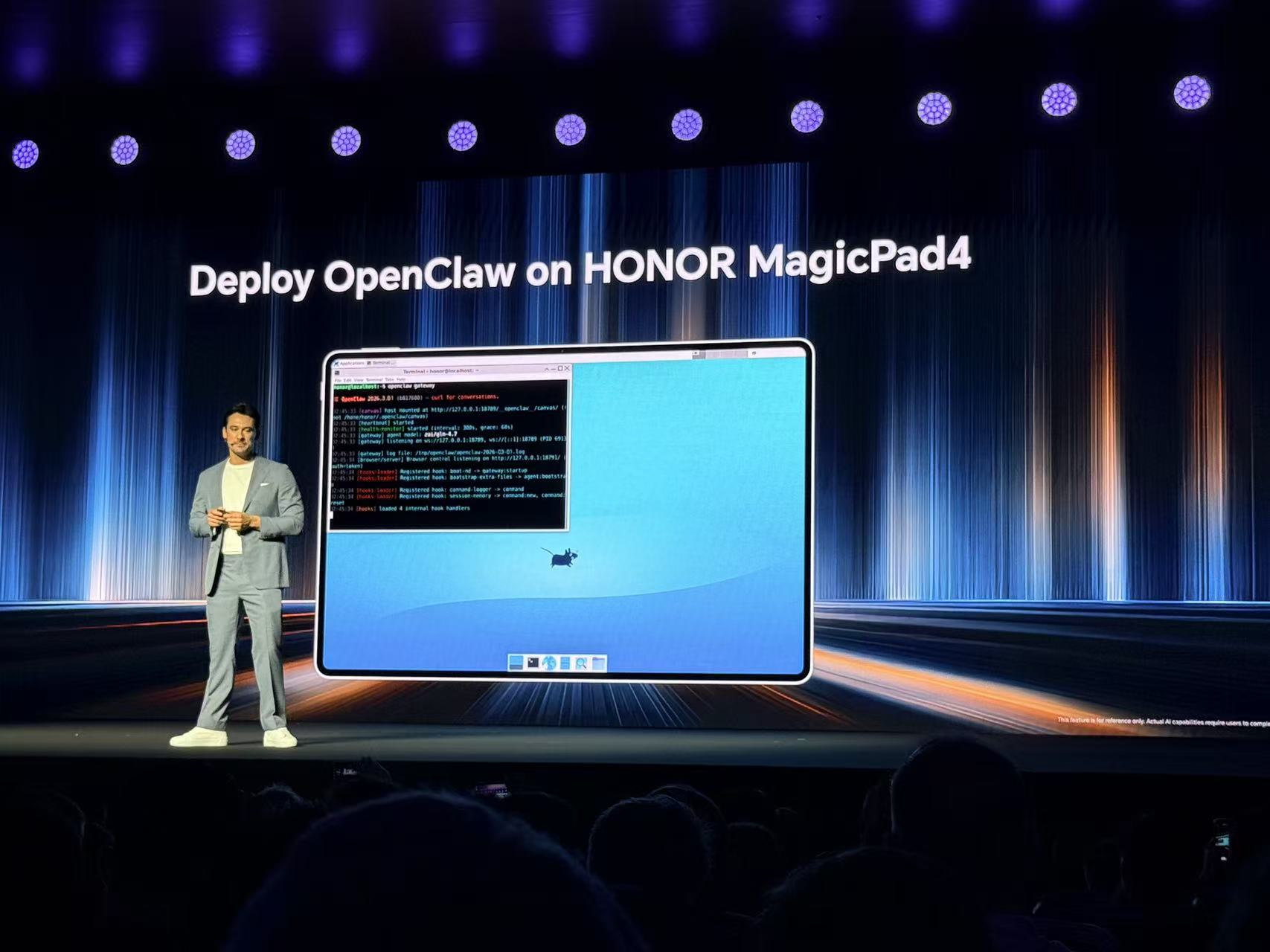 刚刚,荣耀人形机器人热舞亮相欧洲!全球第一个“机器人手机”真机首秀