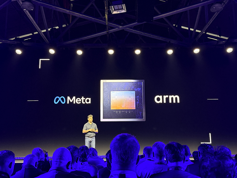 起猛了!Arm推出首个自研CPU,黄仁勋贴大脸发言