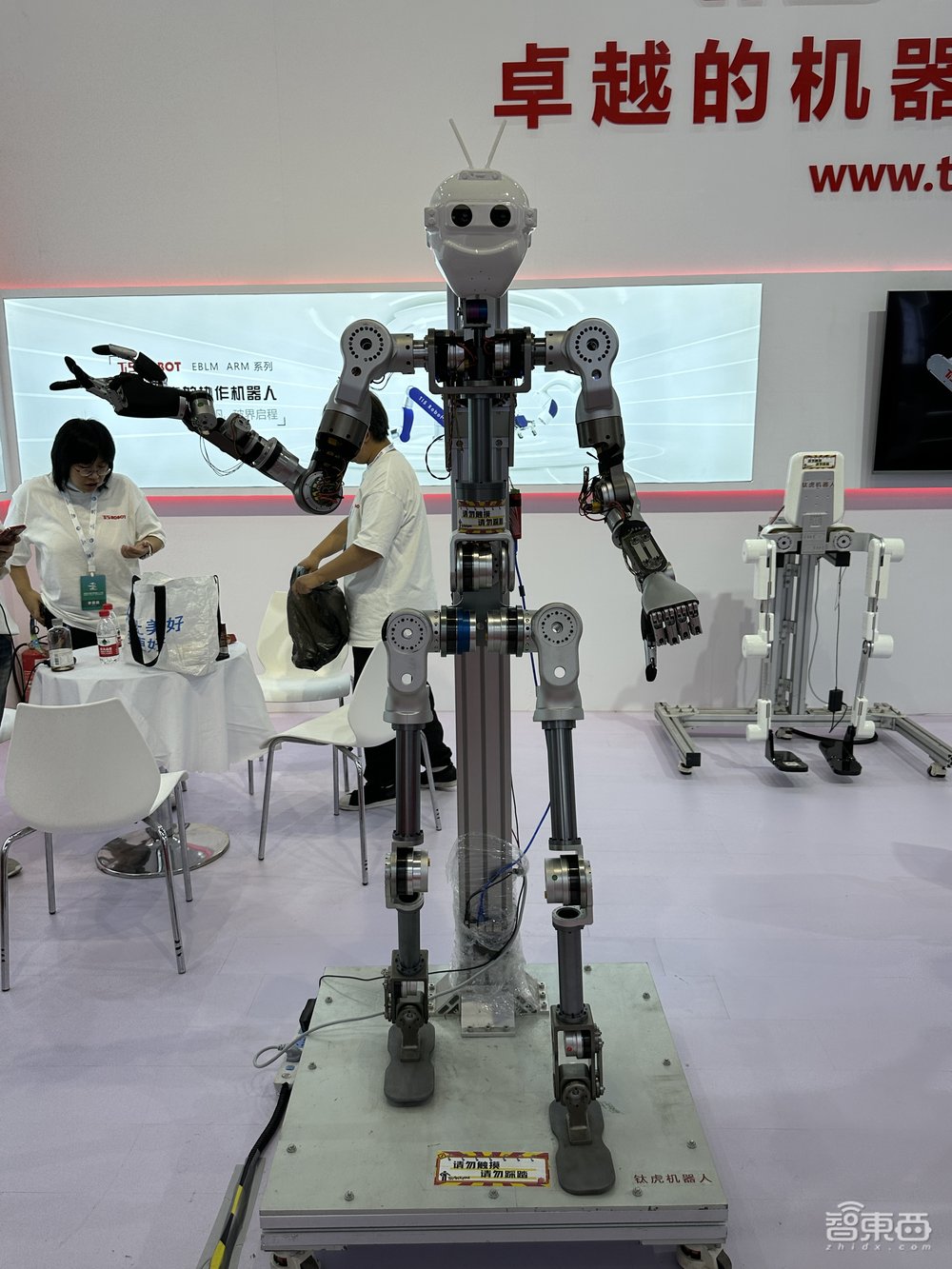 人形机器人真火了!10多款扎堆引爆亦庄,小米铁蛋2首亮相