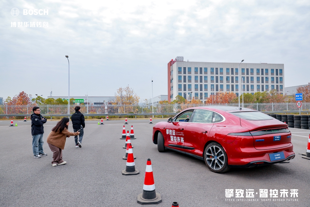 实测博世华域全域转向技术：线控+后轮转向成新趋势，汽车行业基础正在重构