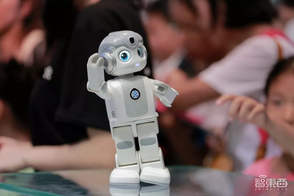 五年四次迭代,优必选首发Walker X,人形服务机器人商业化再提速