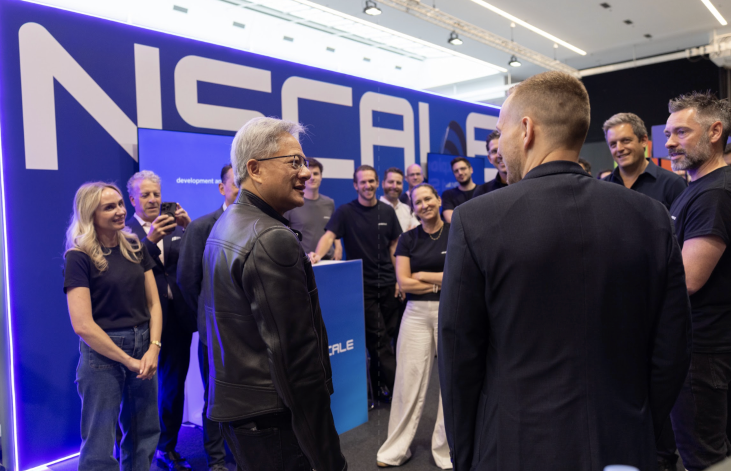 黄仁勋“撒钱”创纪录!英伟达超级AI帝国崛起,但没带中国玩