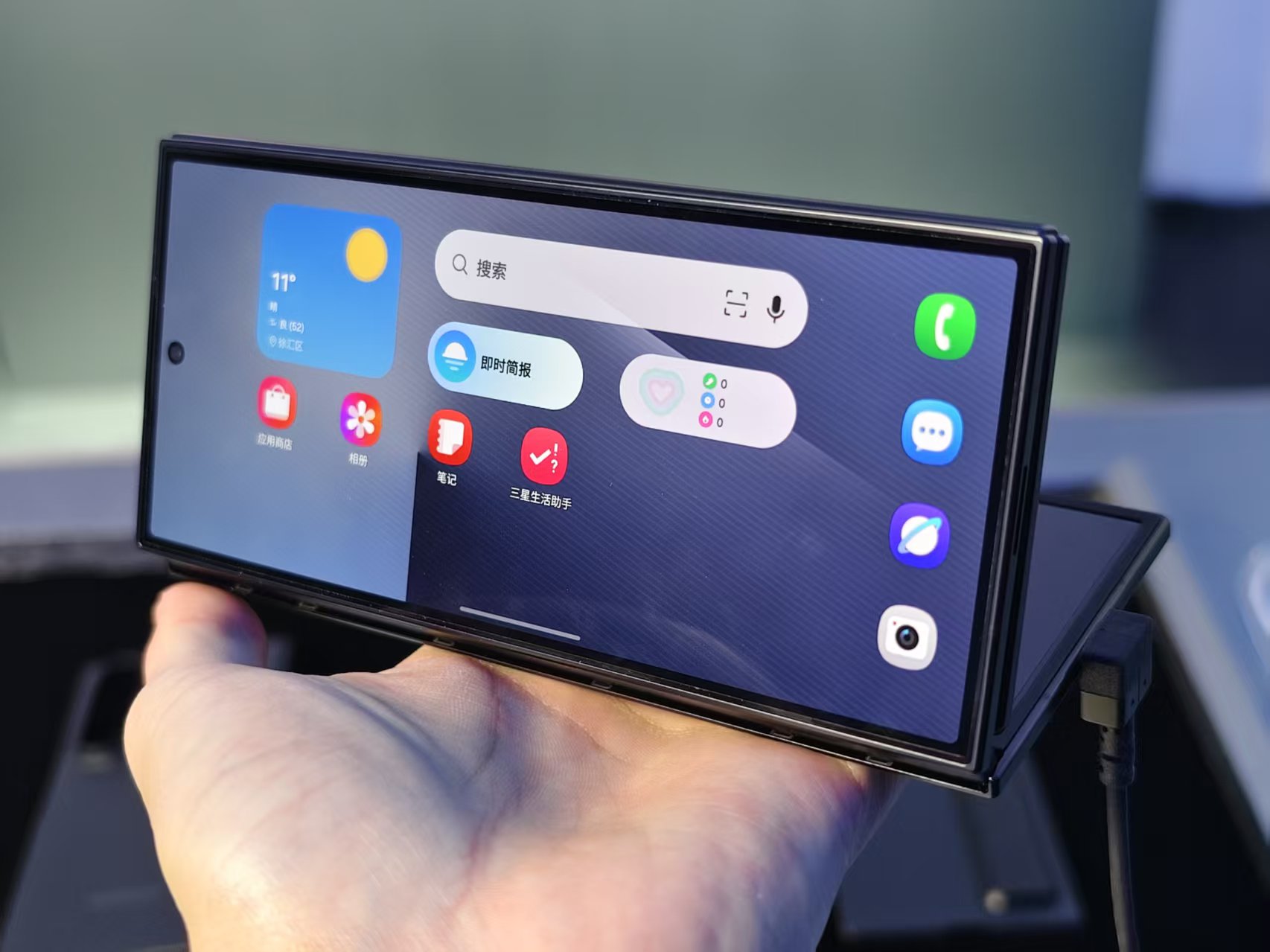中国首秀！19999元的三星三折叠来了，真机上手体验，屏幕交互有点惊艳